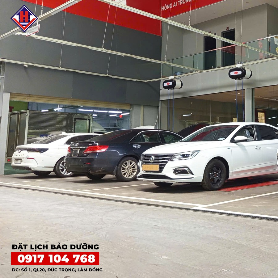 Khu vực tiếp nhận xe tại xưởng dịch vụ Ô Tô Hưng Vượng